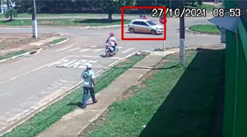 Motociclista morre após ser atingido por carro em rotatória; veja vídeo do acidente