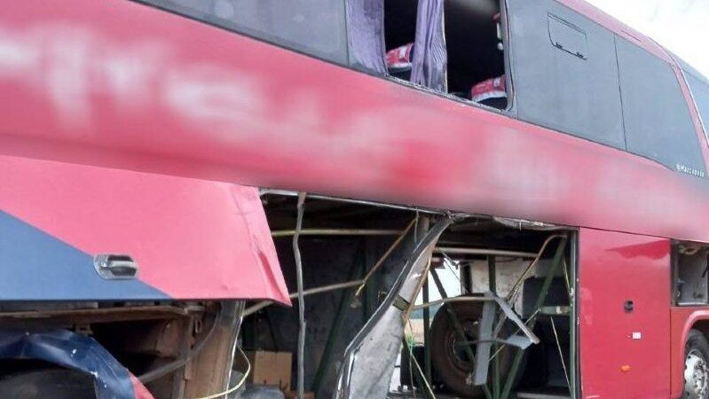 Ônibus bate contra carreta e tem lateral arrancada entre Sorriso e Sinop