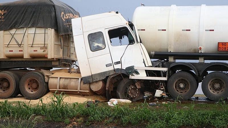 Engavetamento entre 4 veículos de carga interdita BR-163 em Nova Mutum