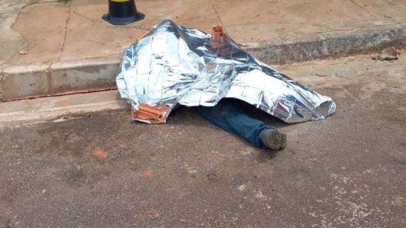 Mulher esfaqueia namorado até a morte na rua em cidade de MT