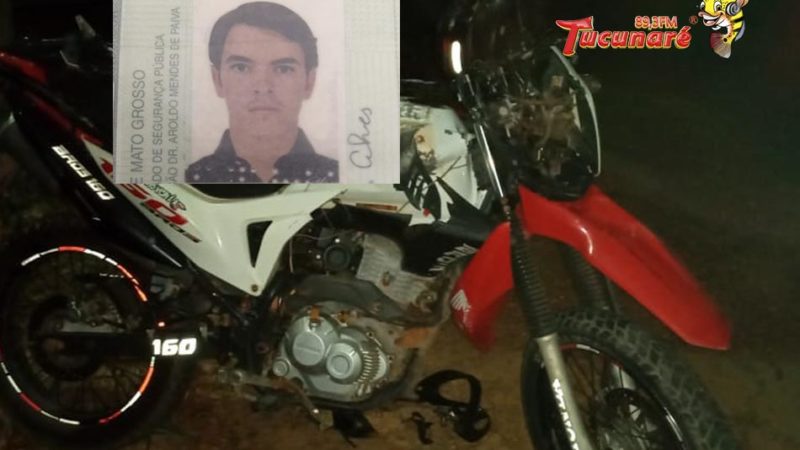Moto bate contra cerca de arame farpado, piloto fica ‘pendurado’ e morre