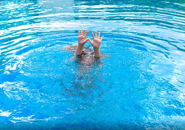 Criança é entubada após ser encontrada boiando em piscina em MT