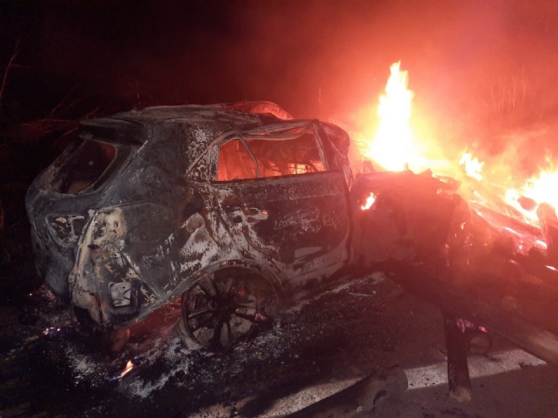 Carro é arrastado por caminhão após colisão e motorista pula de veículo, que pega fogo