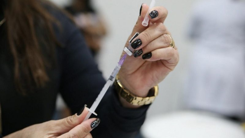 Número de contaminados cai à medida que número de vacinados sobe