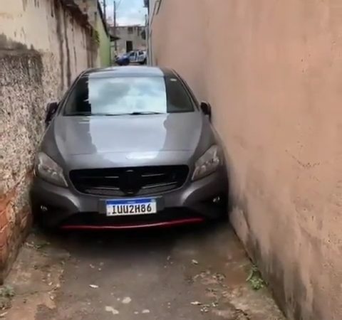 Motorista entala Mercedes de R$ 200 mil em viela; Veja o vídeo