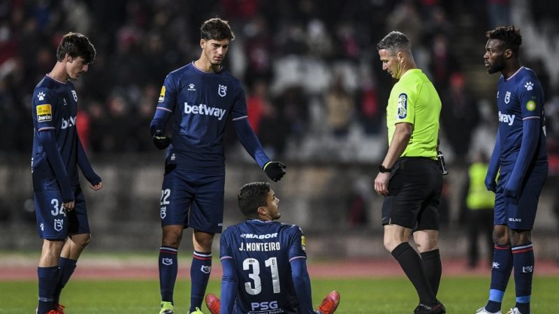 Time de futebol português detecta 13 casos da variante ômicron