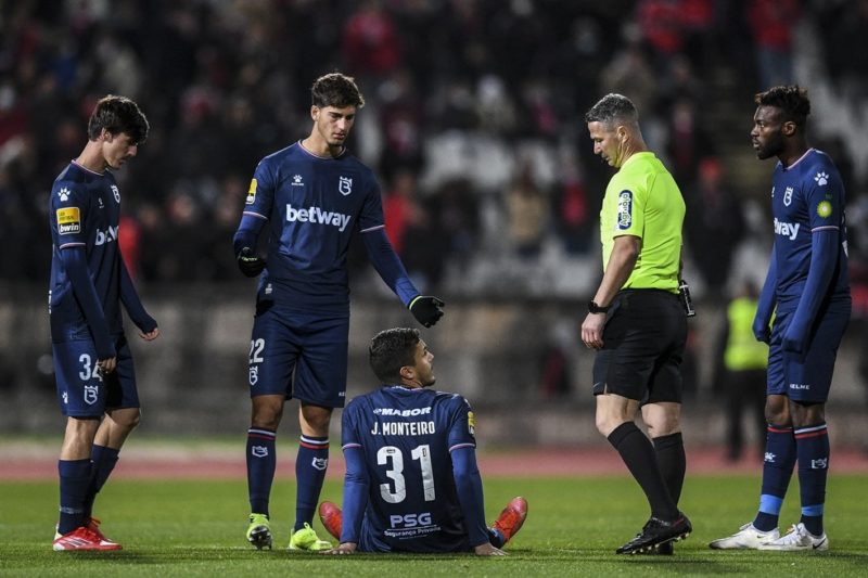 Time de futebol português detecta 13 casos da variante ômicron