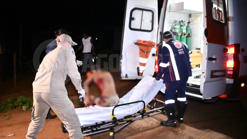 Homem fica com pulmão exposto após ser atingido por foice e faca