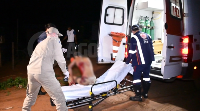 Homem fica com pulmão exposto após ser atingido por foice e faca