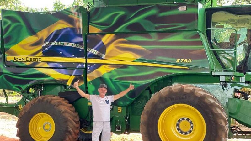 Ex-prefeito Dilceu Rossato mostra “adesivaço” em máquinas com bandeira do Brasil em Apoio a Bolsonaro