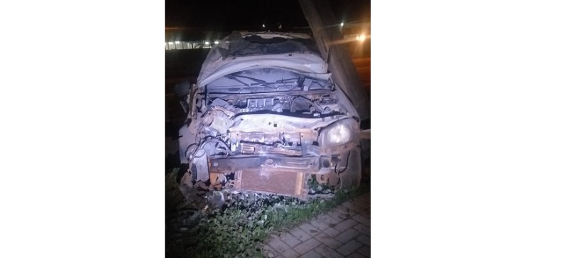Sinop: Bandidos carro em posto de combustível e durante fuga batem em poste