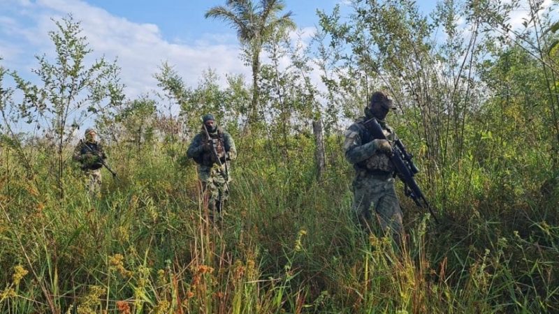 Troca de tiros entre invasores e seguranças deixa um morto em MT