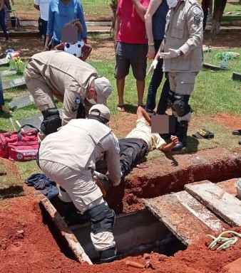 Coveiro cai dentro de cova durante sepultamento em MT