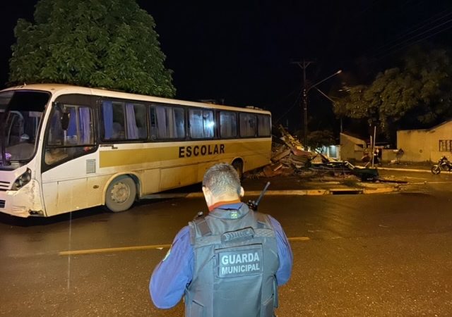 Sorriso: Ônibus destrói residência no momento que família dormia