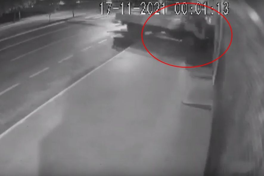 Ladrão furta caminhão e o abandona após perder controle e bater em Sinop