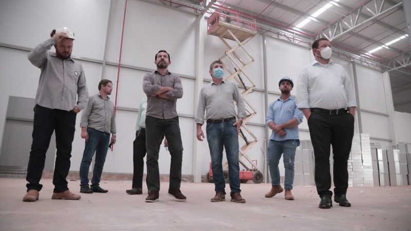 Prefeito de Nova Mutum acompanha obras do Atacado Delnorte