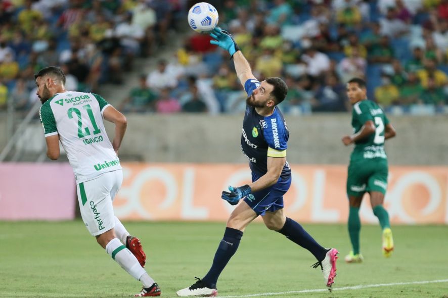 Chapecoense se fecha e segura empate fora de casa contra o Cuiabá