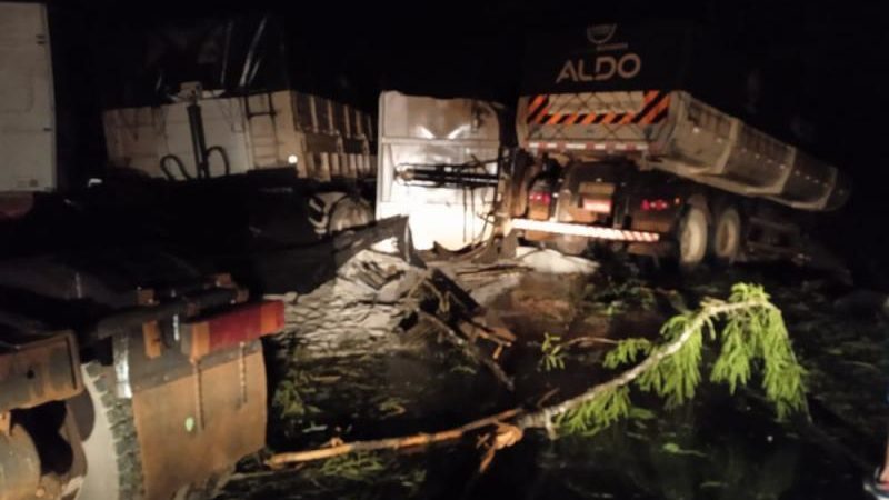 Carretas batem e interditam rodovia da morte em MT