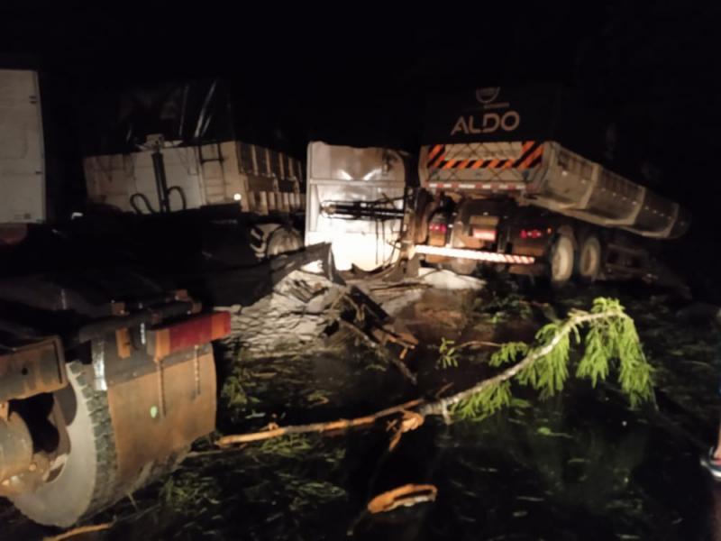 Carretas batem e interditam rodovia da morte em MT
