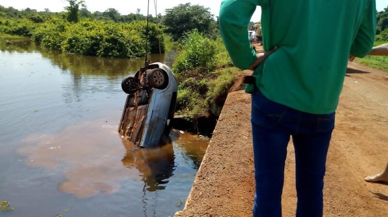 Vectra bate em retroescavadeira que resgatava veículo e cai em rio