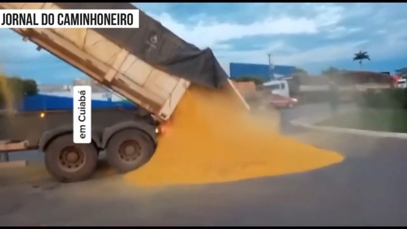 Após esperar 5 dias, caminhoneiro despeja carga na frente de empresa em MT; VEJA O VÍDEO