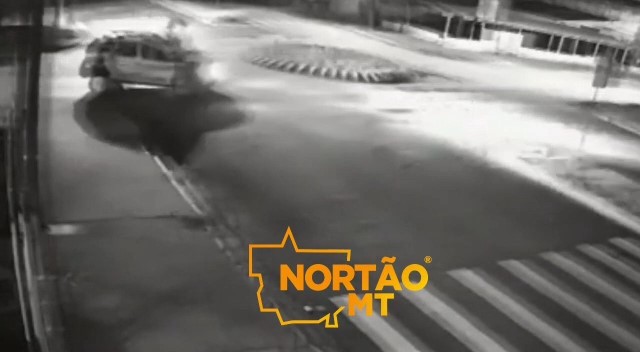 Sorriso: Câmera flagra momento que motociclista colide em viatura da PM