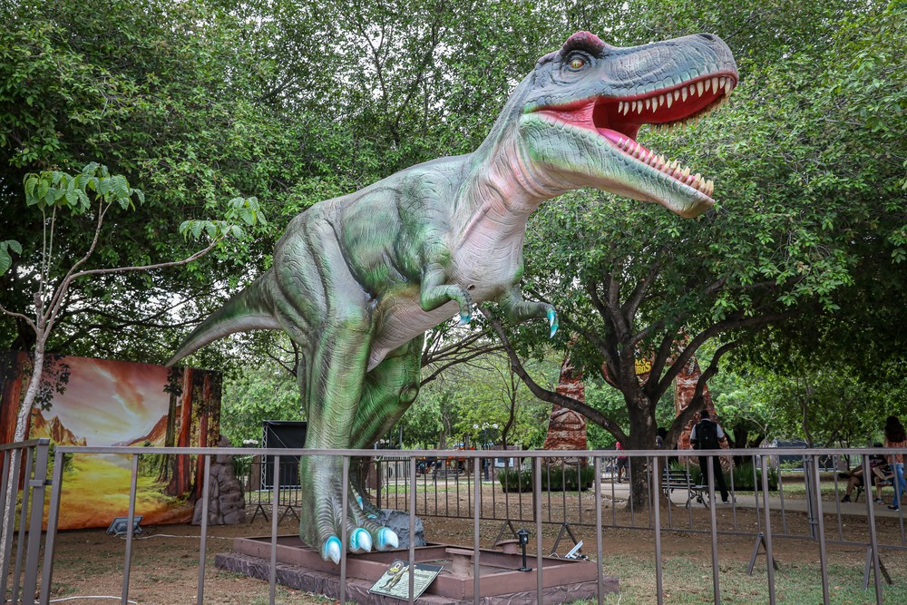 Exposição gratuita reúne réplicas de dinossauros em parque em Cuiabá