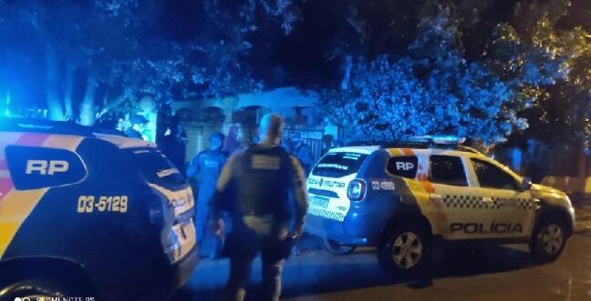 Jovens levam tiros no quintal de casa enquanto fumavam narguilé