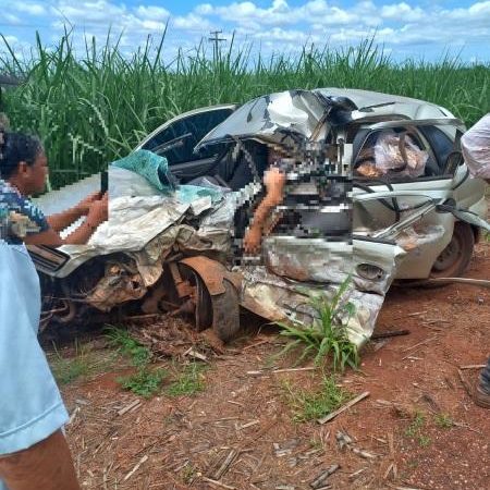 Batida de frente entre Hilux e Corsa deixa pelo menos um morto em rodovia no interior de MT