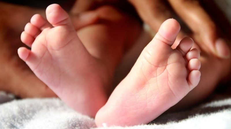 Bebê de 1 mês morre engasgado após ser amamentado pela mãe