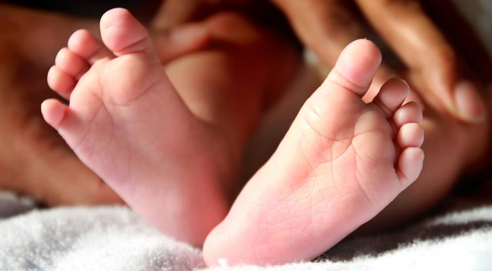 Bebê de 1 mês morre engasgado após ser amamentado pela mãe