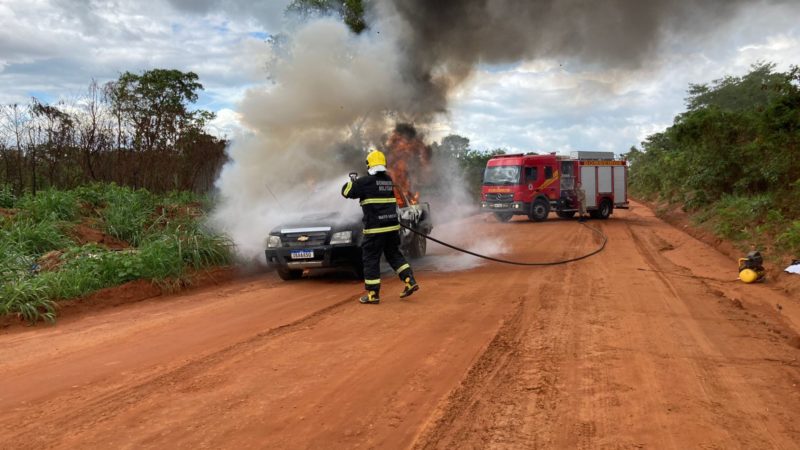 Sorriso: Bombeiros são acionados é acionado para conter incêndio em caminhonete