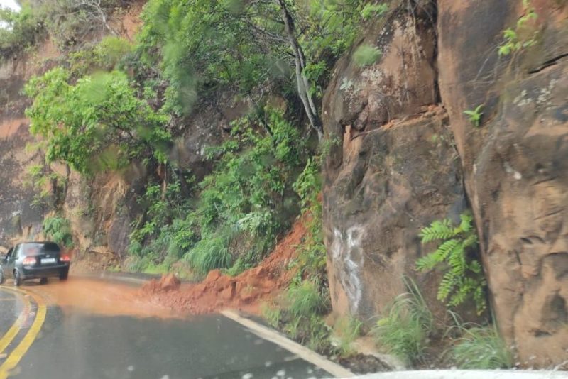 Chuvas causam deslizamento de terra no Portão do Inferno