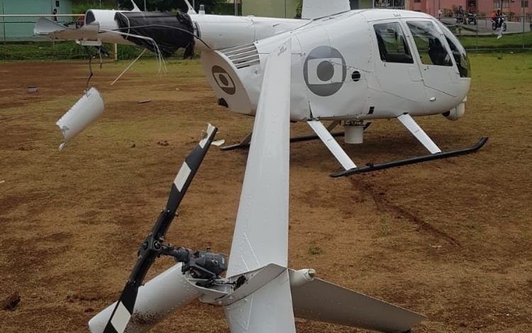 Helicóptero da Globo faz pouso de emergência; cauda se parte