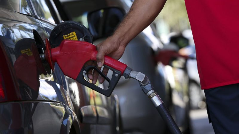 Gasolina sofre nova alta e preço máximo encosta em R$ 8
