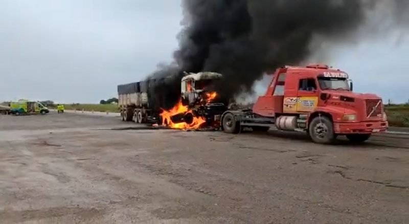 Motoristas denunciam ‘descaso’ de concessionária após caminhão ser consumido pelo fogo na BR-163