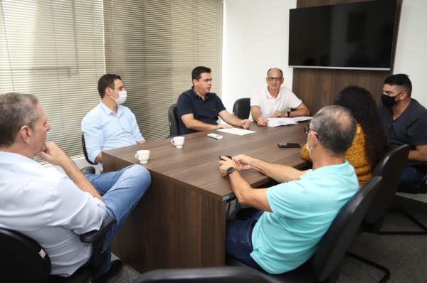 Representantes da administração municipal apresenta proposta de vale-alimentação