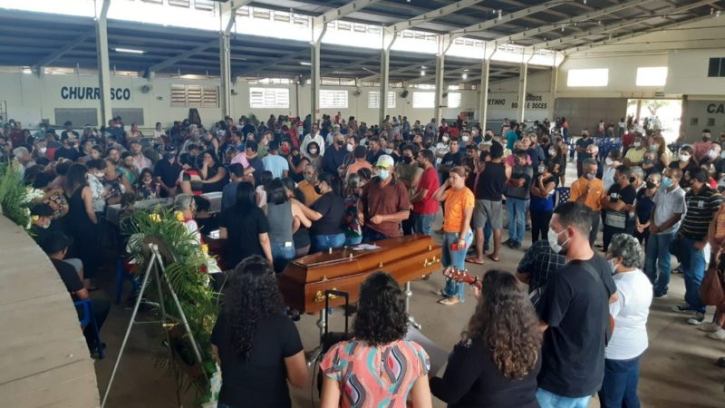 Mortos em acidente em Comodoro foram enterrados neste domingo