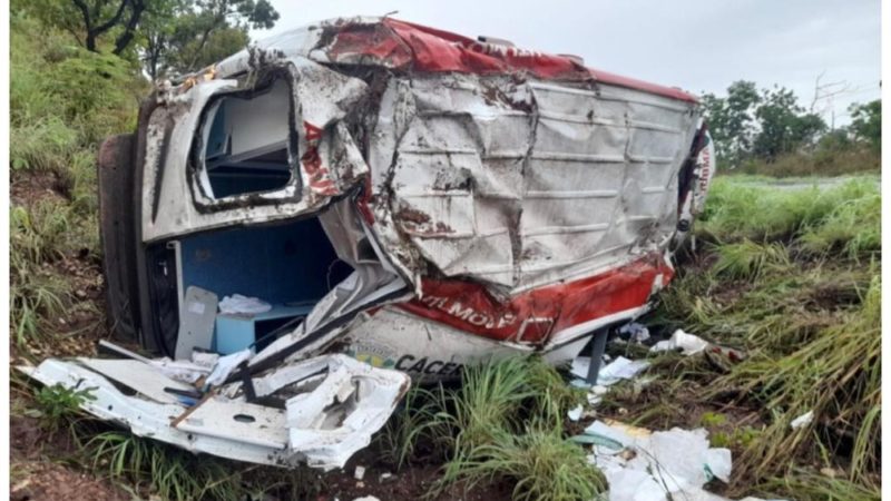 Paciente morre após ambulância capotar em acidente a caminho de hospital em MT