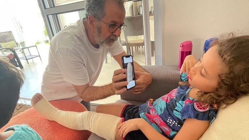 Menina de 5 anos quebra a perna ao descer pelo escorregador do avião que teve pane em MT