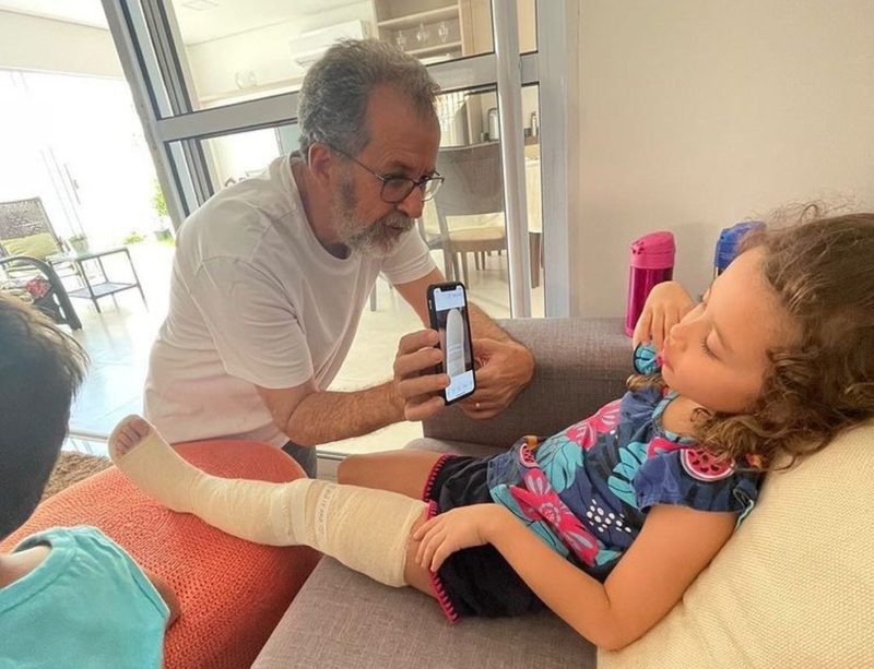 Menina de 5 anos quebra a perna ao descer pelo escorregador do avião que teve pane em MT