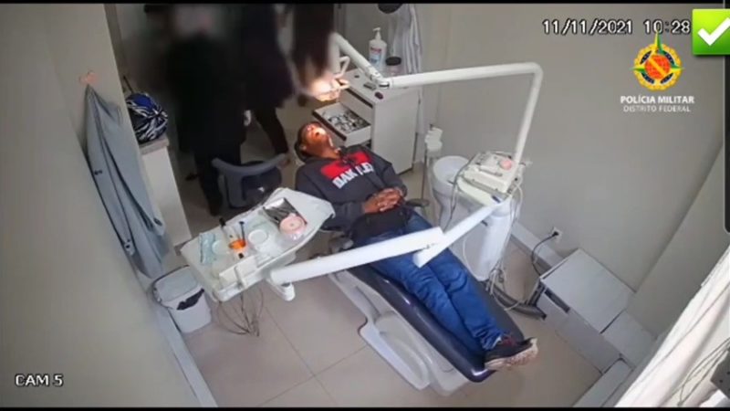 VÍDEO: PM em cadeira de dentista percebe assalto à clínica e reage