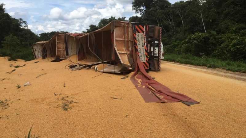 Carreta que transportava milho tomba; carga se espalha na pista em Santa Carmen