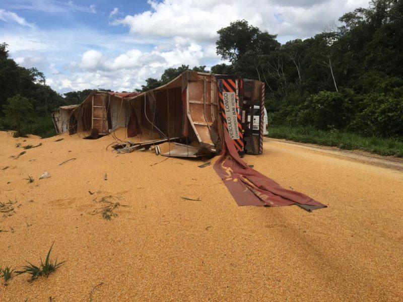 Motorista fica ferido após carreta tombar na MT-140 em Sinop